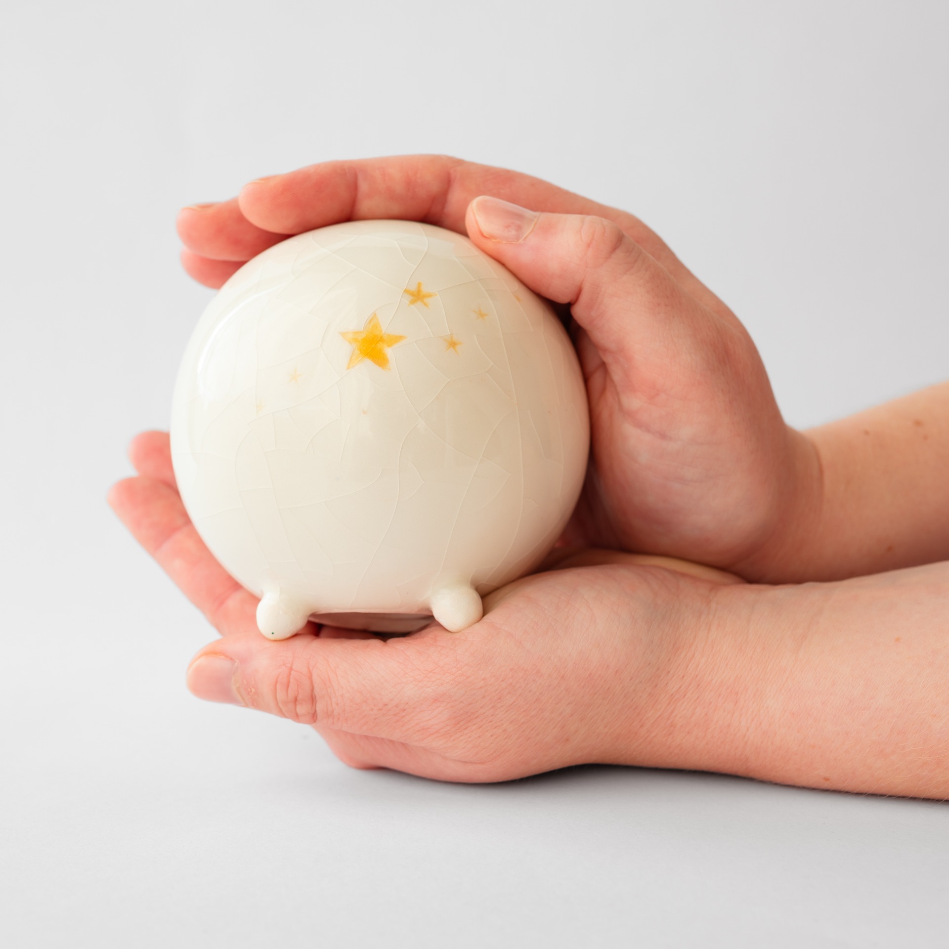 Kleine urne Sterren - rustend in handen
