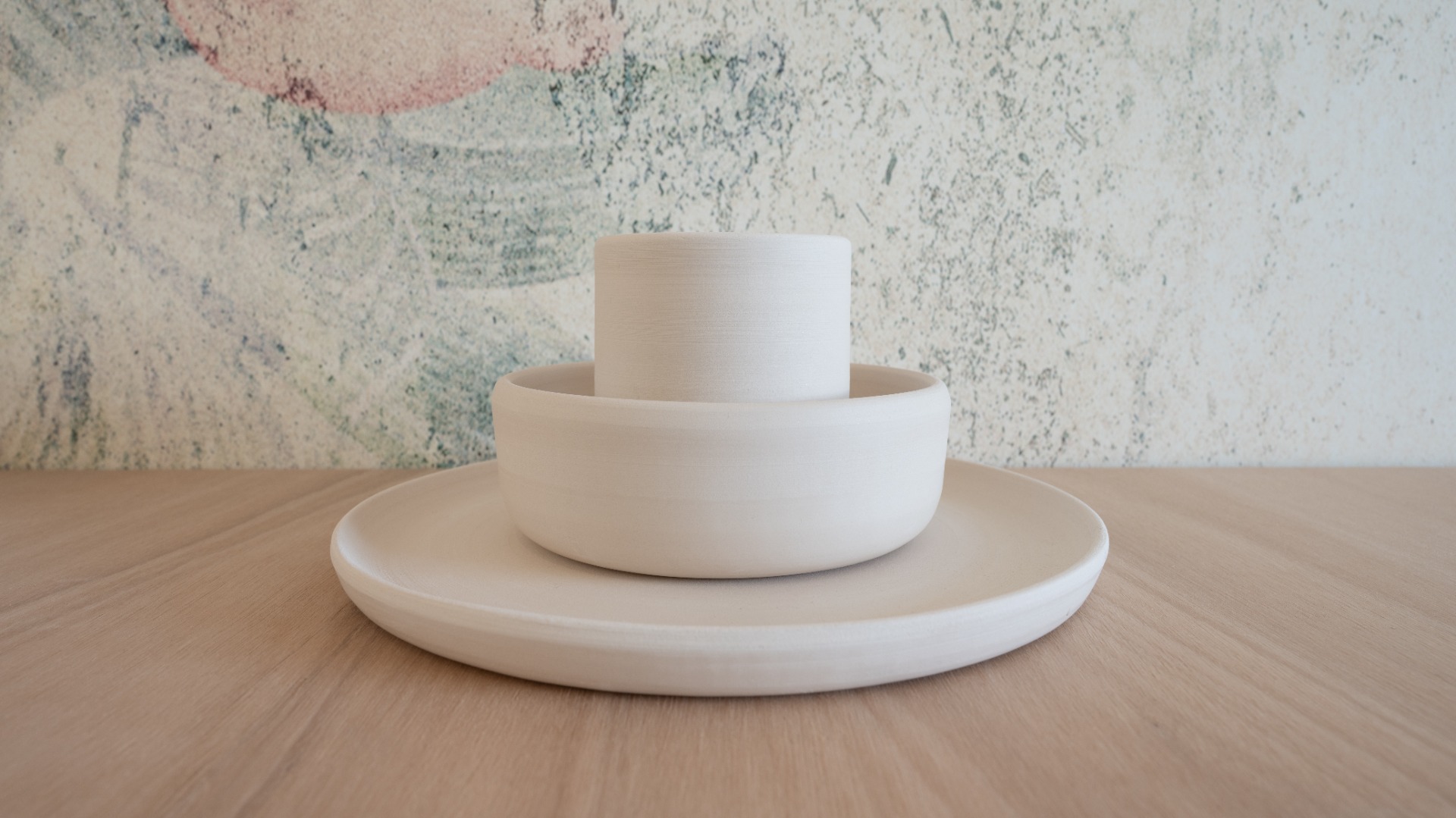 Handgemaakt keramieken servies met bord, kom en kopje